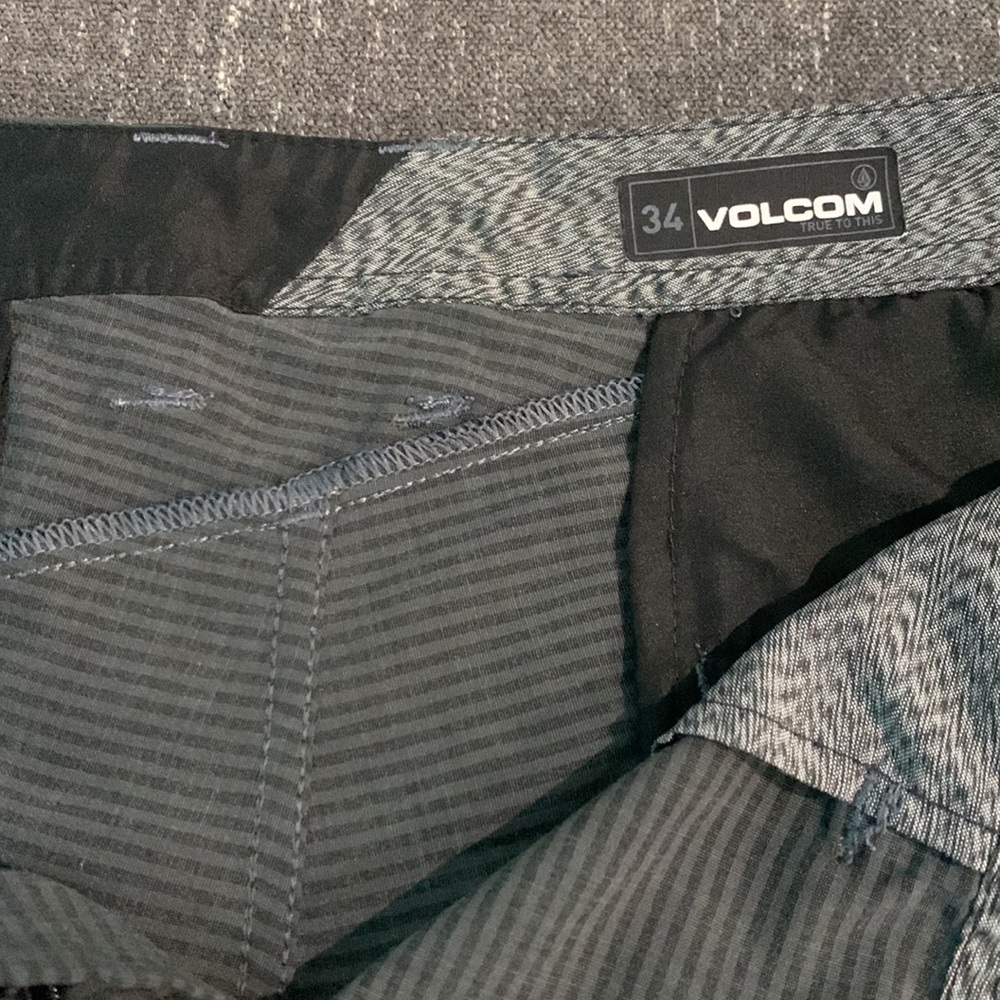 Volcom shorts - Picture 3 of 7